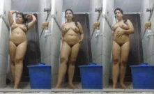 Sexy Desi Girl Bathing